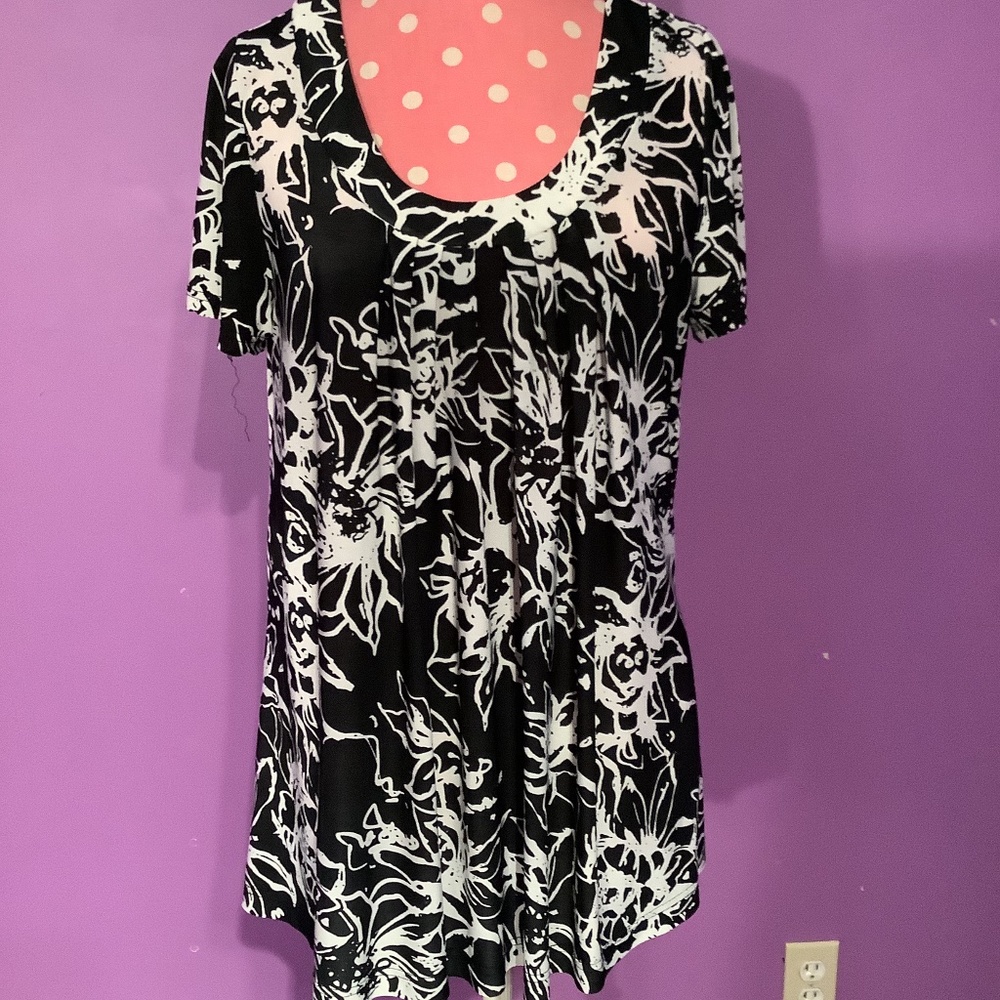 Women’s Pleated Top Black & white Size M 10/12